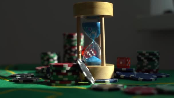 Hazardní Téma Barevné Hraní Žetonů Hromadách Zeleném Stole Zblízka Kvalitní — Stock video