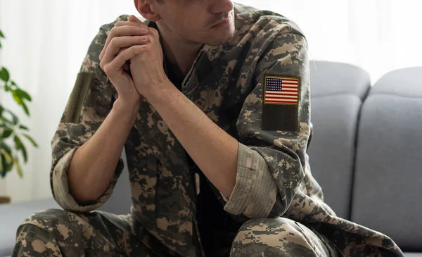 Nationale Amerikanische Feiertage Männlicher Betender Soldat Mit Amerikanischer Flagge Kopierraum — Stockfoto