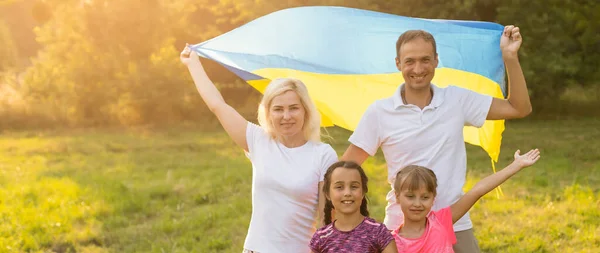Gelukkige Familie Met Vlag Van Ukraine Het Veld Levensstijl — Stockfoto