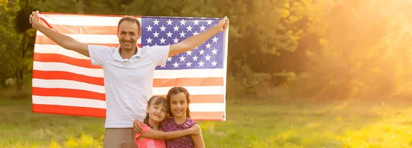 Familia Feliz Con Bandera Americana Campo Trigo Atardecer Día Independencia — Foto de Stock
