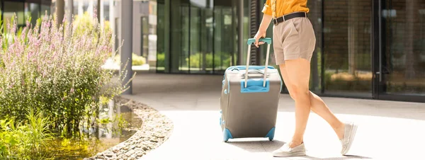 旅行者のスーツケース レンズフレア技術で休暇旅行中の旅行の場所でスーツケースを持っている女性 休日の概念で旅行 — ストック写真