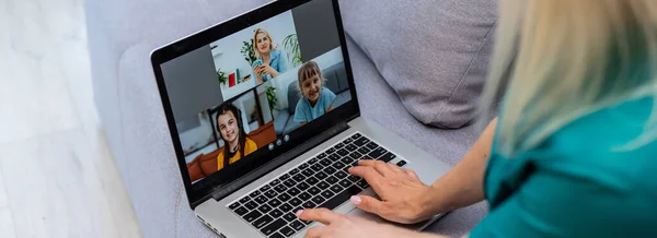 Vágott Kép Fiatal Használja Laptop Videokonferencia Otthon — Stock Fotó