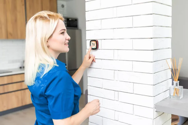 Smart Home Digitální Termostat Dotyková Obrazovka Žena Dotýkající Dotykového Displeje — Stock fotografie