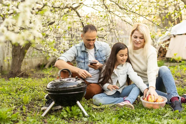 Happy Family Having Barbecue Garden Spring Leisure Food Family Holidays — Stock Fotó