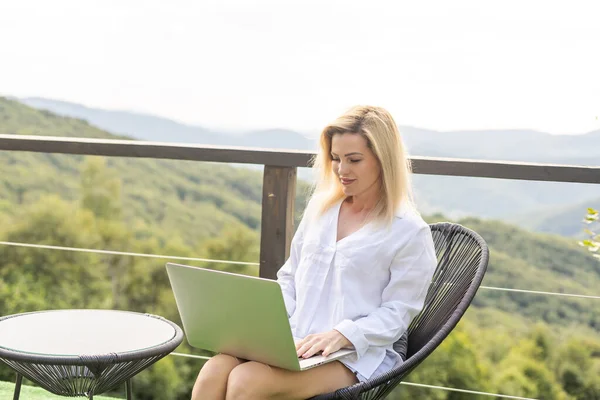 Frau Sitzt Mit Laptop Auf Hotelbalkon Während Sie Freiberuflich Arbeitet — Stockfoto