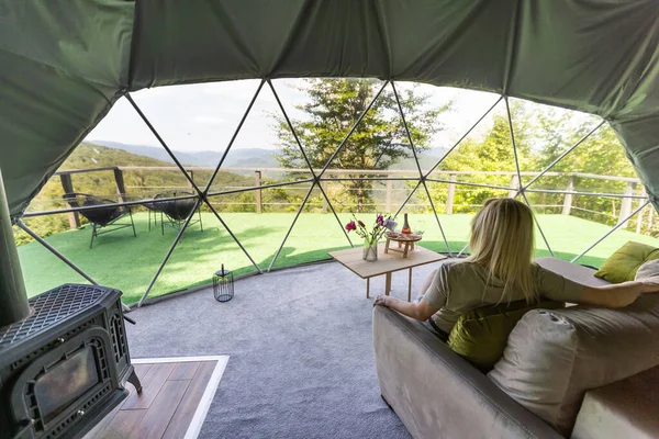Mulher Interior Moderno Acampamento Luxo Glamping Tenda Conceito Design Ecológico — Fotografia de Stock