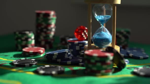 Цветные Фишки Покера Зеленом Столе Высокое Качество Фото — стоковое видео