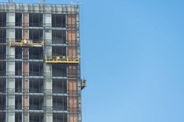 İnşaat alanı geçmişi. Vinç kaldırma ve yeni çok katlı binalar. Geçmişten gelen bilgiler. Yüksek kalite fotoğraf