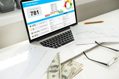 İnsanlar ekranda dizüstü bilgisayar ve CREDIT skor konsepti kullanıyor. Yüksek kalite fotoğraf
