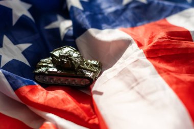 Amerikan bayrağında oyuncak tank. Yüksek kalite fotoğraf