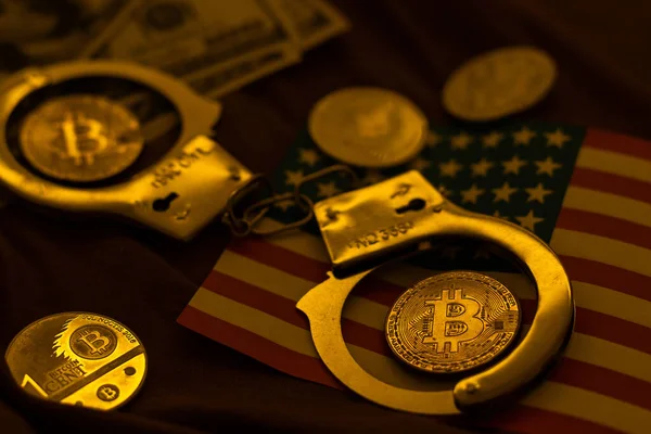 Золоті Біткойни Криптовалюта Наручниками Доларових Купюрах Цифрова Злочинність Арешт Або — стокове фото