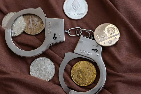 Bitcoins Oro Criptomoneda Con Esposas Billetes Dólar Crimen Digital Detención —  Fotos de Stock