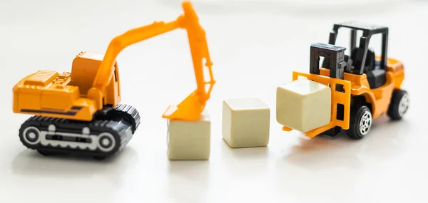 Zabawka Buldożer Trzymać Blok Literowy Wysokiej Jakości Zdjęcie — Zdjęcie stockowe