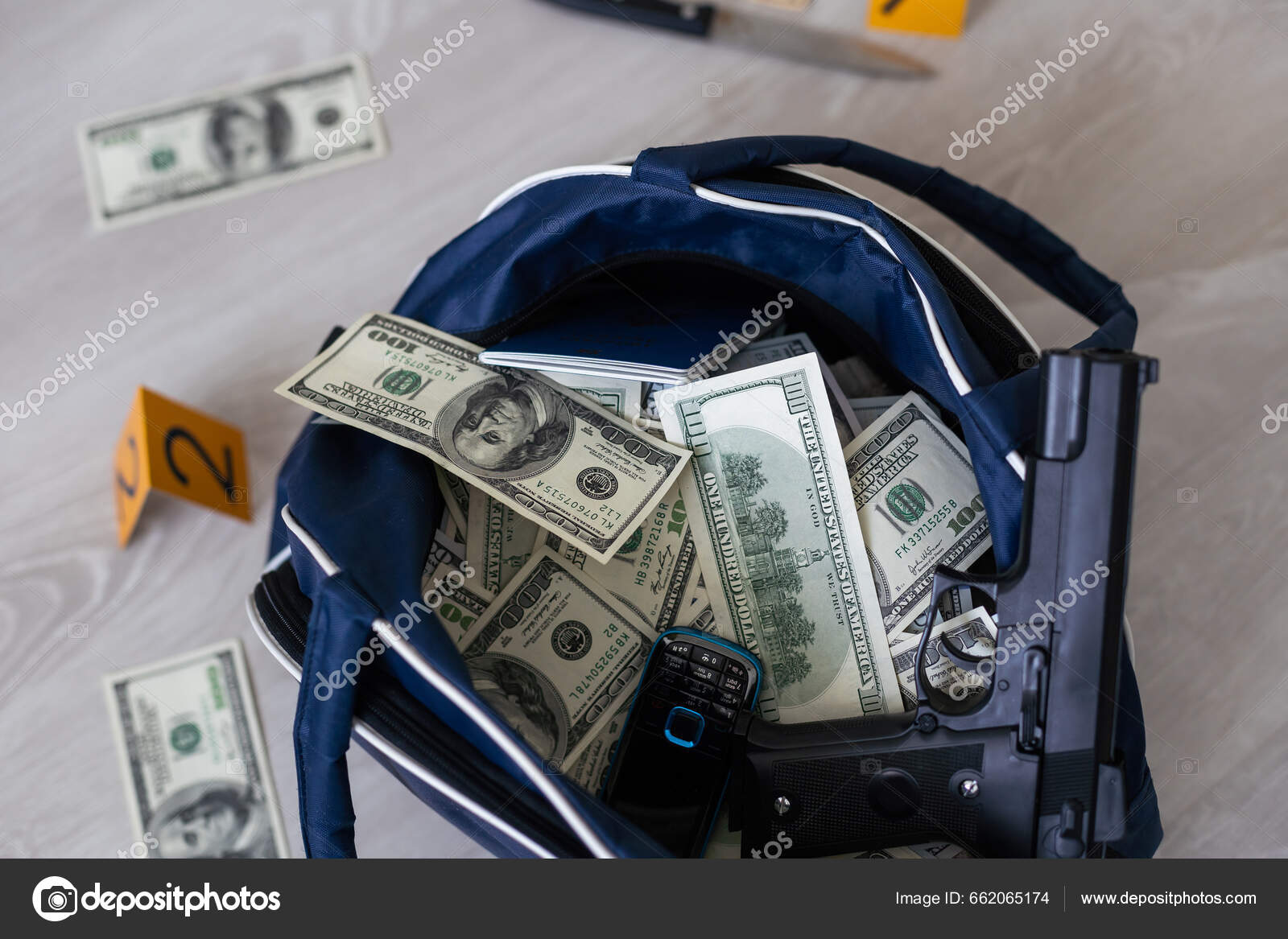 Μαύρη Τσάντα Γεμάτη Χαρτονομίσματα Των Δολαρίων Μονάδα Ποινικής Έρευνας  Εννοιολογική — Φωτογραφία Αρχείου © sinenkiy #662065174