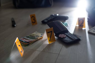 Kanıt işaretleri olan bir suç mahallinin yüksek kontrastlı görüntüsü. Yüksek kalite fotoğraf