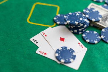 Poker kartları royal floş, nakit para dolar banknotları. Kumar, kumarhane fişleri, zarlar. Kumarhane fişleri, kumar fişleri, çekler ya da kumarhane kulübündeki yeşil masanın üzerindeki çekler. Yüksek kalite fotoğraf