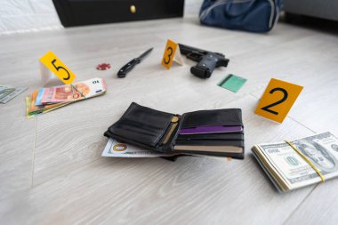 Kanıt işaretleri olan bir suç mahallinin yüksek kontrastlı görüntüsü. Yüksek kalite fotoğraf