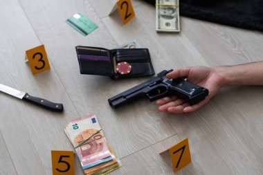 Yerde kan birikintisi yüksek kontrastlı görüntüler var. Yüksek kalite fotoğraf