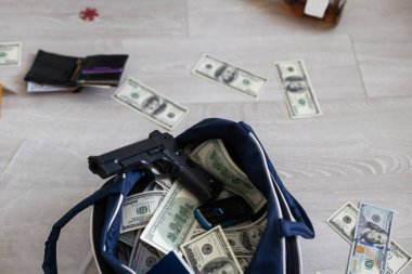 Sarı olay yeri bandının arkasında duran kanıtları topluyorum. Yüksek kalite fotoğraf