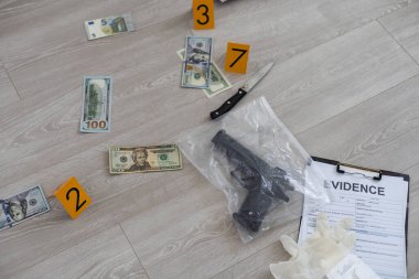 Suç mahalli konsepti, silah ve kanıt işaretleri yüksek kontrastlı görüntü. Yüksek kalite fotoğraf