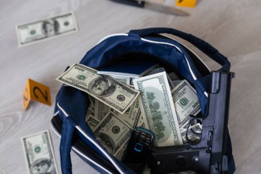 Ceza soruşturması biriminde para dolu siyah çanta, kavramsal görüntü. Yüksek kalite fotoğraf