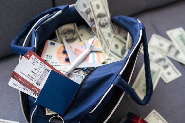 Yazı, uçak, uçak bileti ve para. Seyahat konsepti, kopyalama alanı. Yüksek kalite fotoğraf