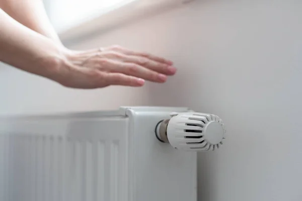 Evdeki Radyatör Termostat Vanasını Ayarlayan Kadın Elinin Yakın Çekimi Yüksek — Stok fotoğraf