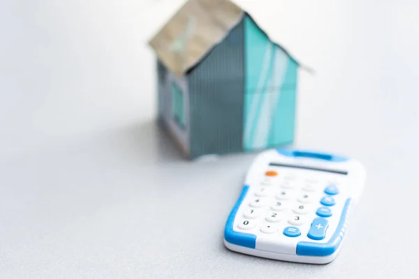 Concept Immobilier Maison Modèle Miniature Avec Calculatrice — Photo