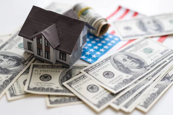Rumah Model Kecil Atas Lapis One Hundred Dollar Bills Foto — Stok Foto