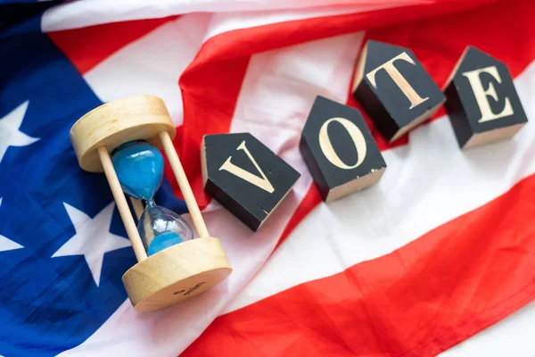 2024年 美国国旗和木制立方体支持Vote 高质量的照片 — 图库照片