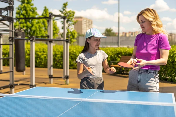 Happy Mother Córka Nauka Grać Ping Pong Sport Wesoła Rodzina — Zdjęcie stockowe
