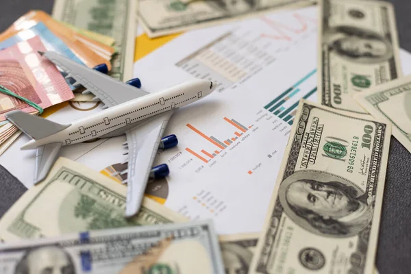 飞机和钱 飞机以美元为背景 机票和航班的费用 度假的财务费用 高质量的照片 — 图库照片