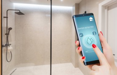 Su algılı ev kontrol uygulamalı akıllı telefon, akıllı ev konsepti