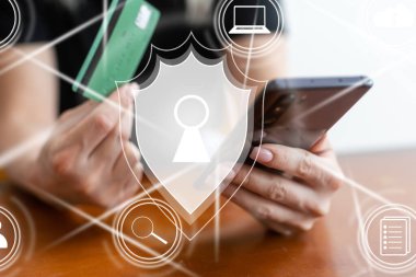 Siber güvenlik ve gizlilik ve veri konseptini korumak. Kalkan simgesi ve internet ağ güvenlik teknolojisi. Akıllı telefondaki kişisel verileri koruyan iş adamı, sanal ekran arayüzleri. Siber Güvenlik