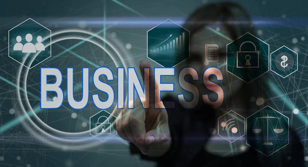 ビジネスマンは 目標を達成するための仮想ビジネスアイコンを保持しています ビジネス分析 ソリューション管理コンセプト — ストック写真