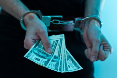 Elleri kelepçeli, siyah arka planda bir erkek. Yüksek kalite fotoğraf