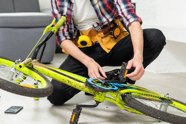 人们检查自行车店自行车轮胎的压力 高质量的照片 — 图库照片