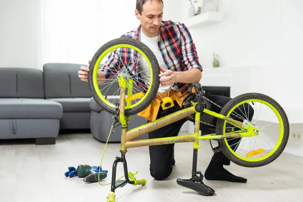 人们检查自行车店自行车轮胎的压力 高质量的照片 — 图库照片