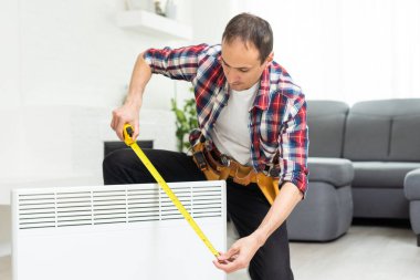 Radyatörün yanında anahtarı olan bir servis elemanı. Yüksek kalite fotoğraf