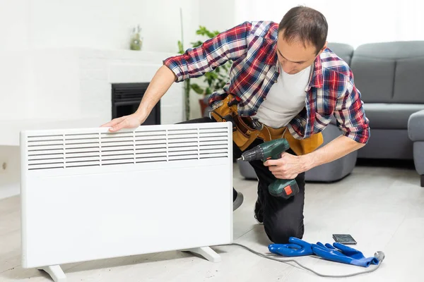 Kvalitetshjälp Handyman Använder Rörtång När Han Reparerar Kylarbatteriet Rummet Uppvärmning — Stockfoto