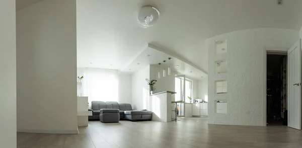 Zeitgenössisches Wohnzimmer Mit Offenem Blick Auf Die Esszimmerküche Und Einen — Stockfoto