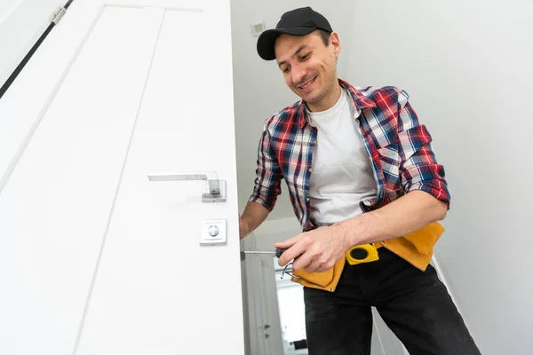 Repairman Repairing Door Knob Interior Door High Quality Photo — Stock Photo, Image