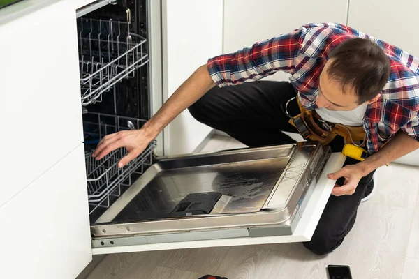 食器洗い機の修理 高品質の写真 — ストック写真