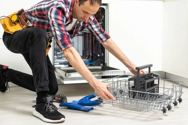 キッチンで食器洗い機を修理するプロの労働者 高品質の写真 — ストック写真