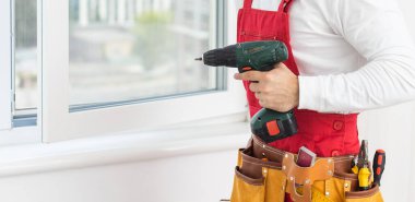 Genç bir işçi düz içinde pencere tamiri