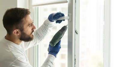 Bir tornavidayla usta pencereye ayarlar.