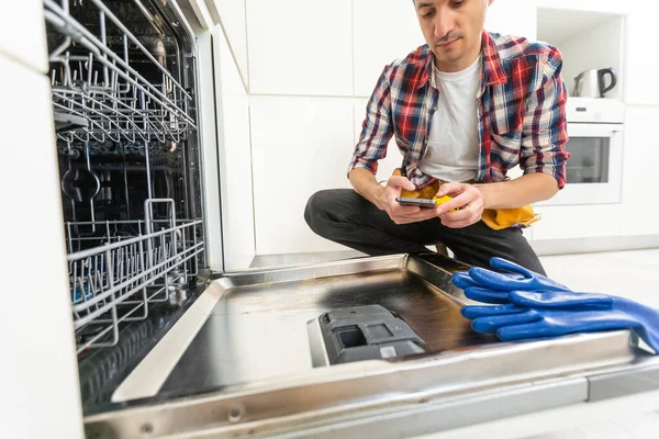 Новий Насос Посудомийної Машини Руках Чоловіків Тлі Розбирається Посудомийної Машини — стокове фото