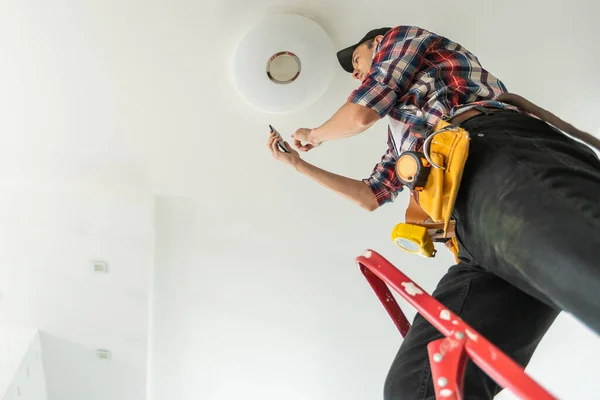Electrician Man Worker Installing Ceiling Lamp High Quality Photo — Stock Photo, Image