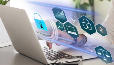 veri güvenliği ve şifreleme, kullanıcı kişisel verilerine güvenli erişim, güvenli internet erişimi, siber güvenlik. Sanal ekranda bir simgeye dokunan işadamı, siber güvenlik kavramı.