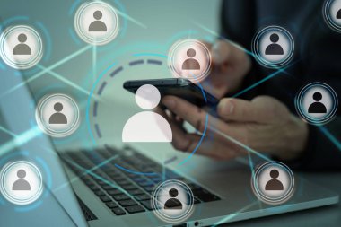 Modern kurumsal ofis arka planında soyut sanal sosyal ağ simgelerine çifte maruz kalma. Pazarlama ve tanıtım konsepti